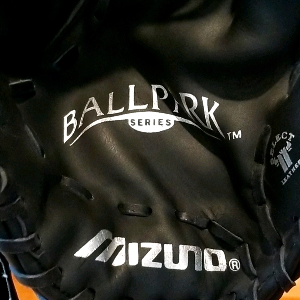 Mizuno Women's Right Hand Throw Glove
